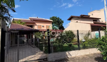 Sobrado de 4(quatro) dormitórios, sendo 2(duas) suítes, localizado no bairro Moinhos de Vento
