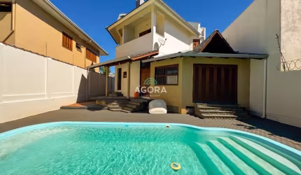 Sobrado muito bem construído, com 4 (quatro) dormitórios sendo  1 ( um) suíte com hidromassagem.
