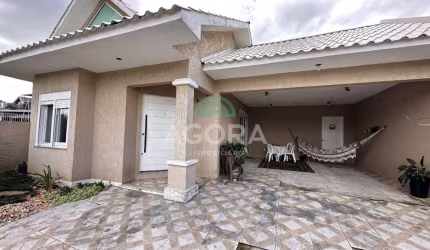 Casa térrea com 3 dormitórios sendo 2 suítes, localizada no bairro Niterói em Canoas.
