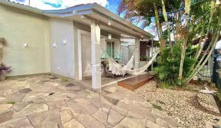 Casa térrea com 2 (dois) dormitórios, localizada no bairro São José.