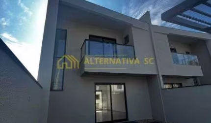 Sobrado à venda com 03 quartos sendo 01 suíte em Itacolomi, Balneário Piçarras, Santa Catarina
