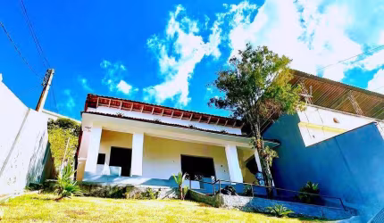 Casa com 3 quartos, no São Mateus.
