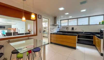 Essa casa é para quem busca uma total integração entre os ambientes!! Cada detalhe foi pensado com muita inteligência! Integração total entre a sala, cozinha e espaço gourmet , proporcionando um excel
