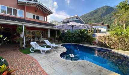 Casa de condomínio à venda na praia do Lázaro em Ubatuba!