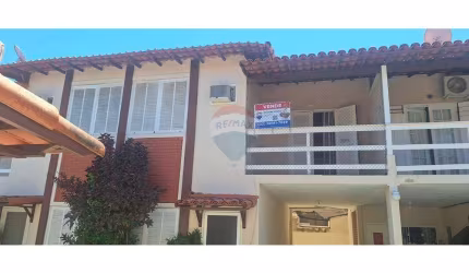 Duplex em Condomínio, com 2 quartos sendo um com sacada e suíte. Albatroz III, Praia do Siqueira, Cabo Frio.
