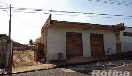 TERRENO À VENDA