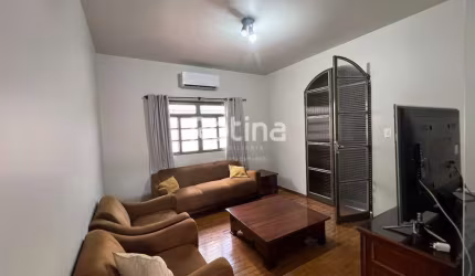 Casa Espaçosa com Acabamentos de Qualidade e Segurança Reforçada.