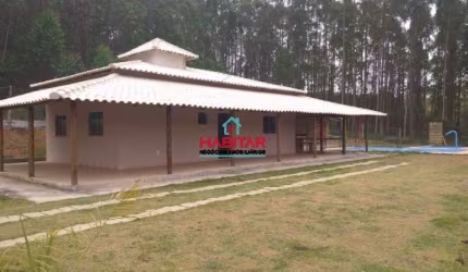 Lindo Sitio de 2000 mil metros, com uma Casa de 3 quartos, 2 Piscinas, Área Gourmet com Churrasqueira e Ducha .  Linda Vista. Porteira Fechada