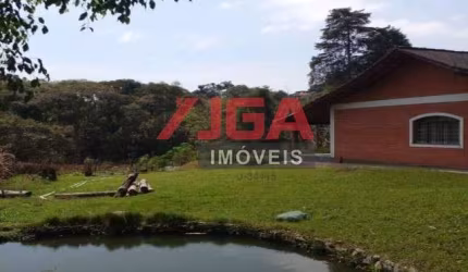 Belíssima Chácara com 25.000m² de terreno, Casa Sede com 700m², 04 dormitórios sendo 03 suítes, com Fonte de água potável, Na Cidade de Embu-Guaçu