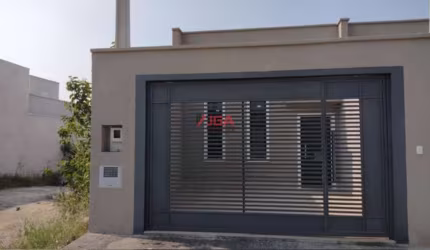 Imperdível: Casa à venda em Indaiatuba-SP, Parque Residencial Sabiás. 2 quartos, 1 suíte, 1 sala, 2 vagas de garagem.