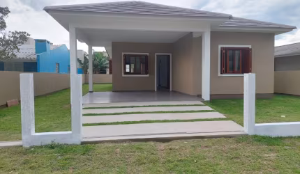 Linda residência localizada no balneário São Jorge em Arroio do Sal, com 120m² de área construída.