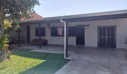 Descubra a beleza e o potencial de investimento desta charmosa casa no Balneário Areias Brancas, localizada no acolhedor município de Arroio do Sal.