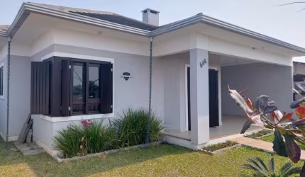 Encantadora residência localizada no balneário Camboim em Arroio do Sal, a apenas 400 metros do mar. Com uma área construída de 111m², construída em um lote de12x25.