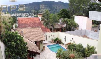 Casa para locação ou venda MOBILIADA no Jardim Petrópolis em Atibaia ,  com 03 suites, sendo 01 suite Master closet e hidro, piscina, espaço gourmet