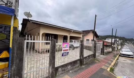 CASA  A VENDA  AVERBADA NA REGIÃO CENTRAL DE SÃO FRANCISCO DO SUL,SC