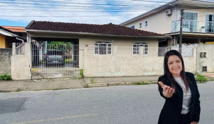 Casa com 3 quartos à venda na Rua João Izídio de Souza, 237, Serraria, São José por R$ 400.000