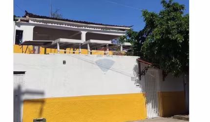 casa com 6 suítes mais um  ponto comercial