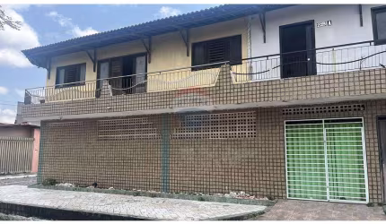 Casa Duplex à Venda - Ampla, Confortável e Bem Localizada!