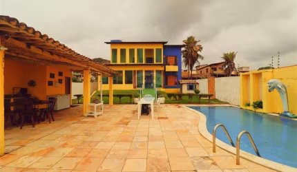 'Luxuosa Casa em Búzios: 4 Suítes à Beira-Mar com Garagem para 8 Carros'