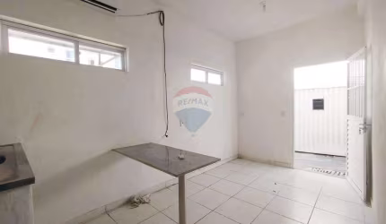 ALUGO - Edícula tipo studio térrea com 01 quarto, sala, bwc e cozinha, área serviço.