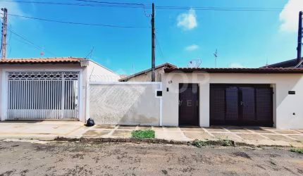 2 CASAS A VENDA COM 4 QUARTOS PRÓXIMO AO MERCADO TONIM
