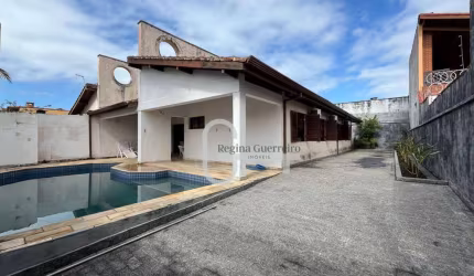 Casa com 4 dormitórios à venda, 249 m² por R$ 900.000,00 - Estância São José - Peruíbe/SP
