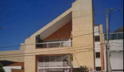 Prédio comercial com apartamento de 4 quartos com suítes em Bento Ferreira
