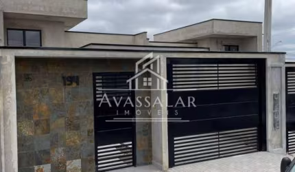 Linda Casa com 3 Quartos e Piscina em Localização Privilegiada
