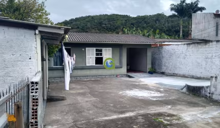 Casa à venda em Forquilhinhas, São José.