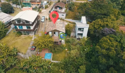 Linda e aconchegante casa rústica à venda na Praia da Gamboa, em Garopaba.