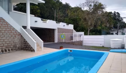 Casa de alto padrão na Ponta de Baixo, em São José, 600 m² de área. 5 dormitório