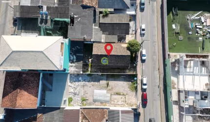 Casa a venda no bairro Fazenda Santo Antônio em São José. Com 95 m² de área priv