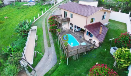 Sítio à venda em Paulo Lopes – Casa ampla, piscina e fácil acesso pela BR-101
