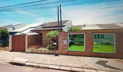 Linda casa com 180m² de terreno e 83m² de área útil com 3 quartos.