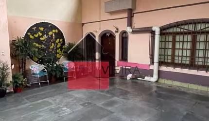 Excelente sobrado à venda, com 3 dormitórios, 2 banheiros, 2 vagas de garagens, quintal e churrasqu