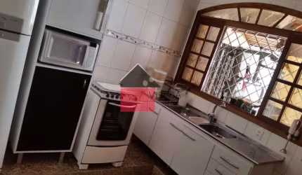Excelente Casa com 212m², 4 dormitórios, sendo 3 suítes e 4 vagas de garagem. O imóvel possui armár