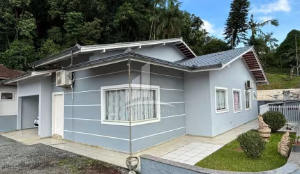 Excelente casa com piscina a venda no bairro Glória !!