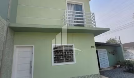 Casa geminada de esquina no Vila Nova.