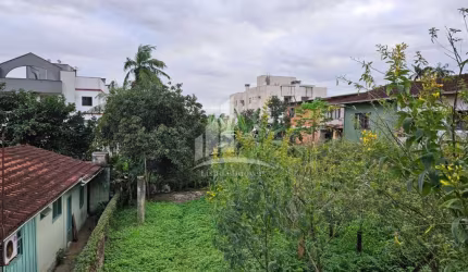 Terreno de 560 m2 a venda no bairro Saguaçú !!