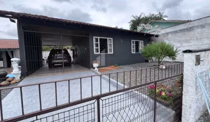 Casa com piscina no Petrópolis