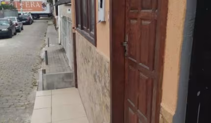 Casa à venda em Nova Friburgo-RJ muito bem localizada, no Centro da cidade. Ponto comercial na frente e duas moradias independentes.