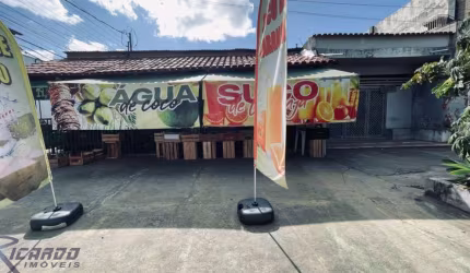 Casa comercial à venda, com ponto de frente para uma das principais avenidas da Praia do Morro, ainda conta com 6 suítes para locação de temporada.