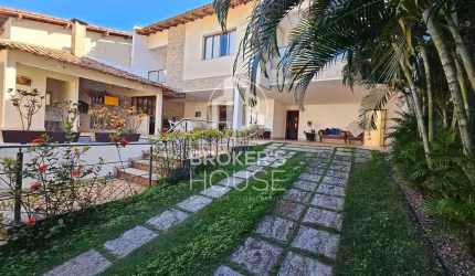 Casa à venda, 5 quartos sendo 4 suítes, 4 vagas de garagem, área externa com piscina e espaço gourm