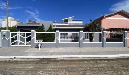 CASA E SOBRANDO COM PISCINA A POUCOS METROS DO MAR EM TRAMANDAÍ