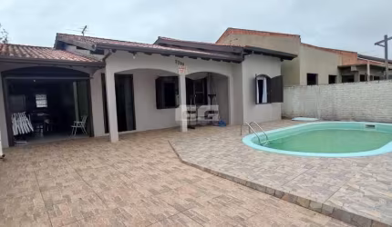 TRAMANDAÍ/RS -  EXECELENTE CASA COM PISCINA PARA VENDA!