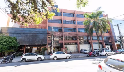 Conjunto comercial para locação em prédio corporativo, na Avenida Pernambuco - bairro Navegantes, bairro é conhecido pela presença de indústrias, comércios e prestação de serviços. O conjunto possui 9