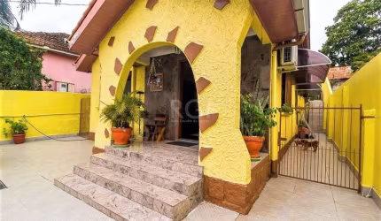 Casa de 148m² com 2 dormitórios, ampla sala de estar, banheiro com hidromassagem, espaçosa cozinha, espaço gourmet com churrasqueira, lavabo, lavanderia com cobertura, garagem coberta, portão eletrôni