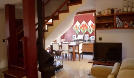Casa com 02 dormitórios sendo 01 com suíte ,closet ,banheira e sacada.Amplo living para 2 ambientes,,lareira  e lavabo.Cozinha, lavanderia e &lt;BR&gt;pátio.Edícula com salão de festas,churrasqueira, 