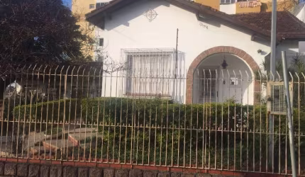 Casa 4 dormitórios, living 3 ambientes, sala de jantar, copa e cozinha, banheiro. Social e  2 banheiros auxiliares, dependencia de empregada e área de serviço.&lt;BR&gt;&lt;BR&gt;churrasqueira, piscin