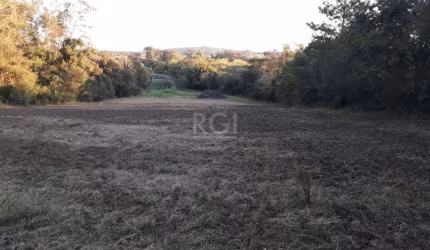 Excelente sítio à venda em Lageado, Porto Alegre. Com área total de 11269.6m², localizado na Estrada Jacques da Rosa. O terreno possui topografia em declive e frente para uma bela vista. Ótima oportun